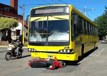 El motociclista que impactó contra un colectivo perdió la vida