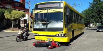 El motociclista que impactó contra un colectivo perdió la vida