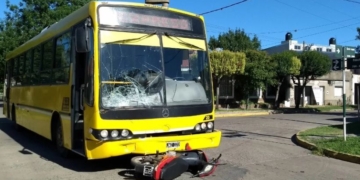 Fuerte choque entre un colectivo y una moto