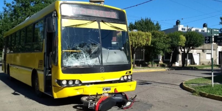 Fuerte choque entre un colectivo y una moto