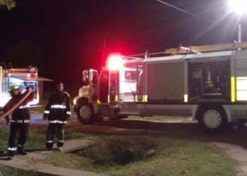 Bomberos sofocaron un incendio en una vivienda de San Genaro