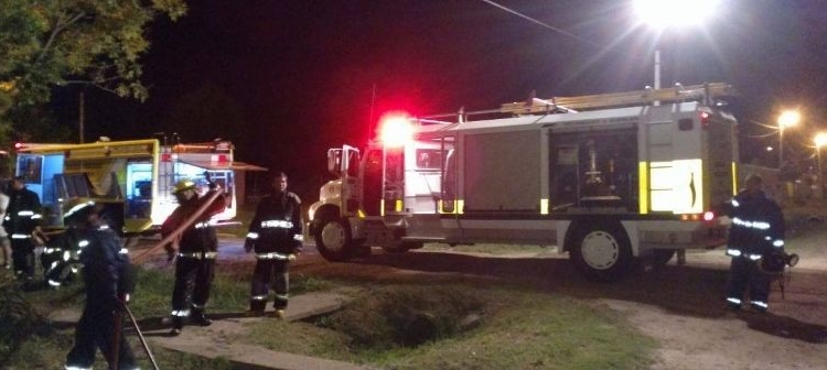Bomberos sofocaron un incendio en una vivienda de San Genaro