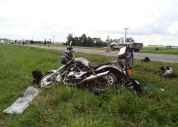Un colectivo y una moto colisionaron en la autopista