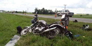 Un colectivo y una moto colisionaron en la autopista