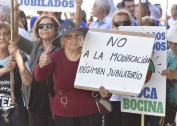 Juntan firmas en Maciel y Gaboto contra la reforma previsional
