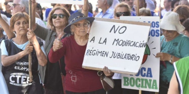 Juntan firmas en Maciel y Gaboto contra la reforma previsional