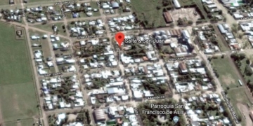 Fuerte choque entre auto y moto en una esquina de Maciel