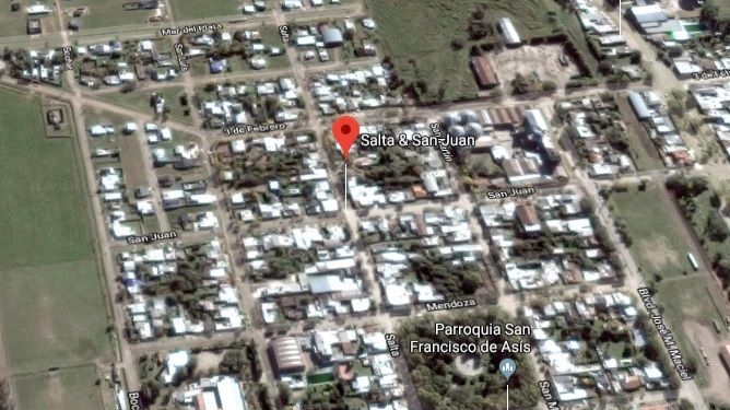 Fuerte choque entre auto y moto en una esquina de Maciel