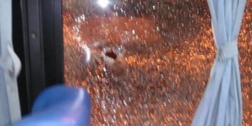 Autopista: un micro fue apedreado y le rompieron dos vidrios