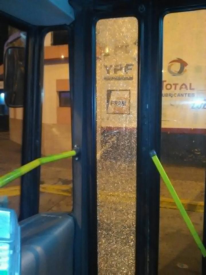 Autopista: un micro fue apedreado y le rompieron dos vidrios