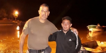 Un joven fue rescatado en las aguas del rio tras quedar varado largas horas