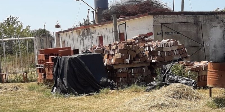 Robaron cientos de ladrillos de la cancha del Club Maciel