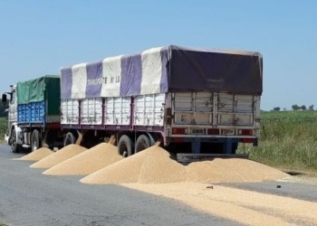 Diaz: un camión intentó atravesar el reclamo de transportistas y le abrieron la boquilla