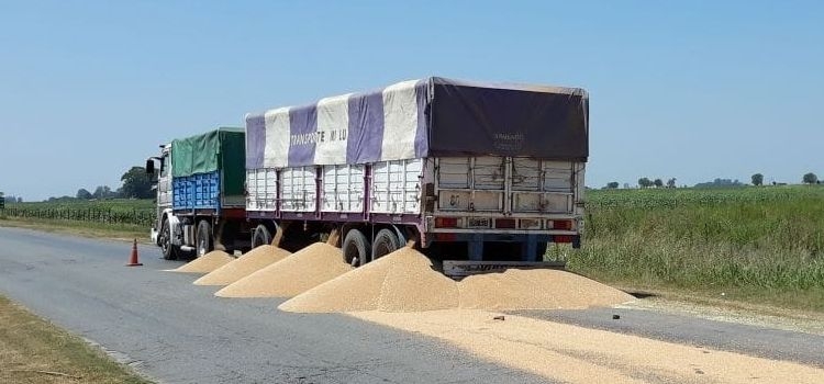 Diaz: un camión intentó atravesar el reclamo de transportistas y le abrieron la boquilla