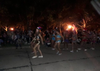 Totoras vivió una noche a puro carnaval frente al albergue
