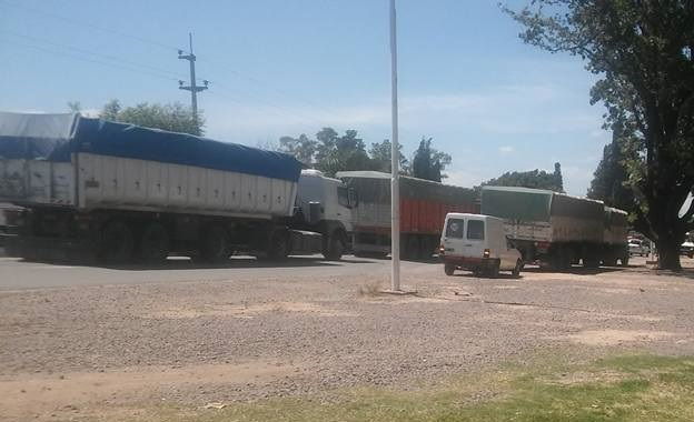 La postal de siempre: Villa La Ribera colapsada por los camiones