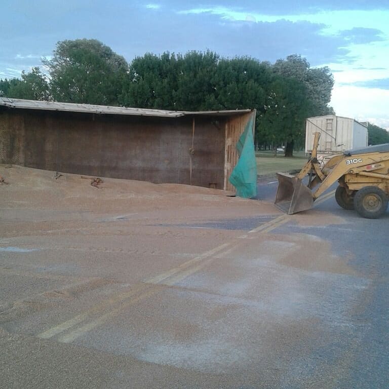 Un camión volcó su carga sobre ruta Nº 91