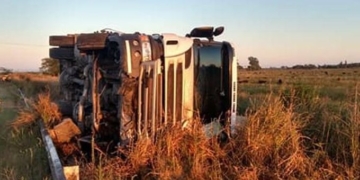 Un camión se cruzó de carril y terminó volcando en ruta 91