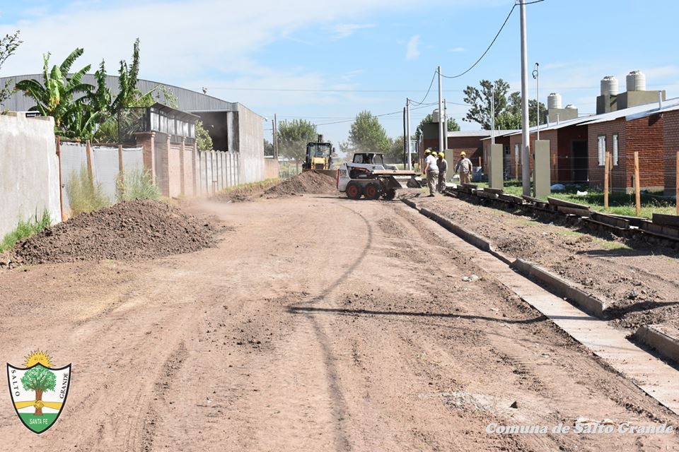 La comuna de Salto Grande continúa trabajando en sus calles