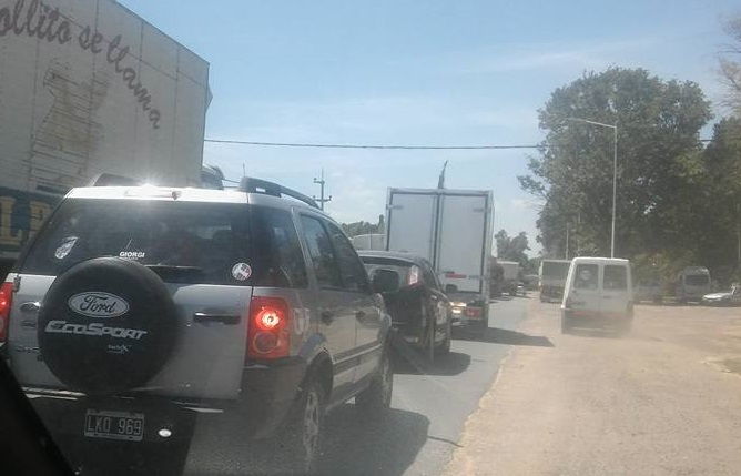 La postal de siempre: Villa La Ribera colapsada por los camiones