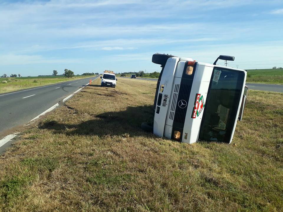 Volcó un camión que transportaba un auto 0 KM