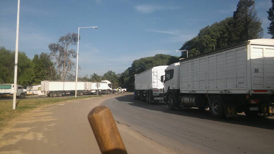 La postal de siempre: Villa La Ribera colapsada por los camiones