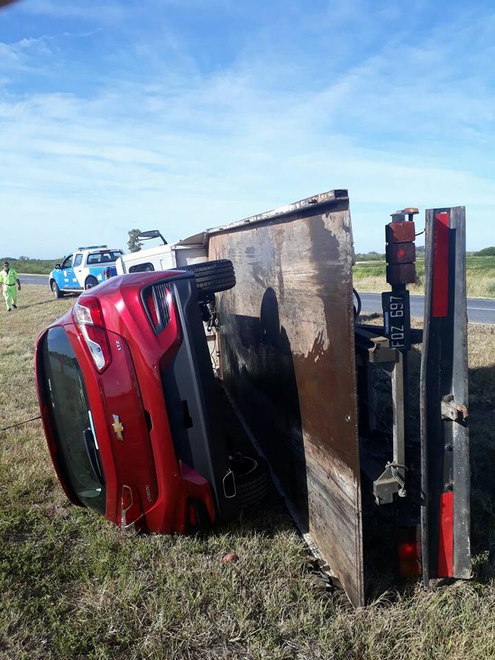 Volcó un camión que transportaba un auto 0 KM