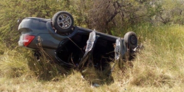 Una familia de Paraguay volcó con su auto tras reventar una cubierta