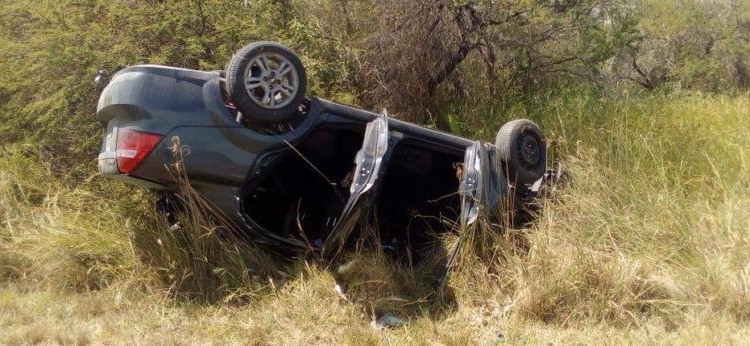 Una familia de Paraguay volcó con su auto tras reventar una cubierta