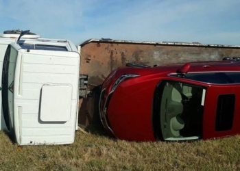 Volcó un camión que transportaba un auto 0 KM