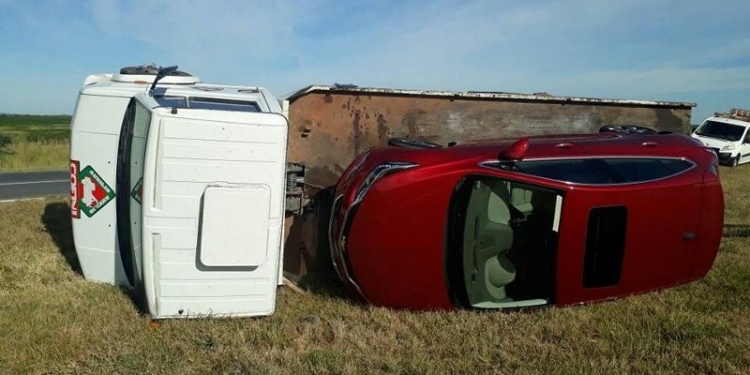 Volcó un camión que transportaba un auto 0 KM