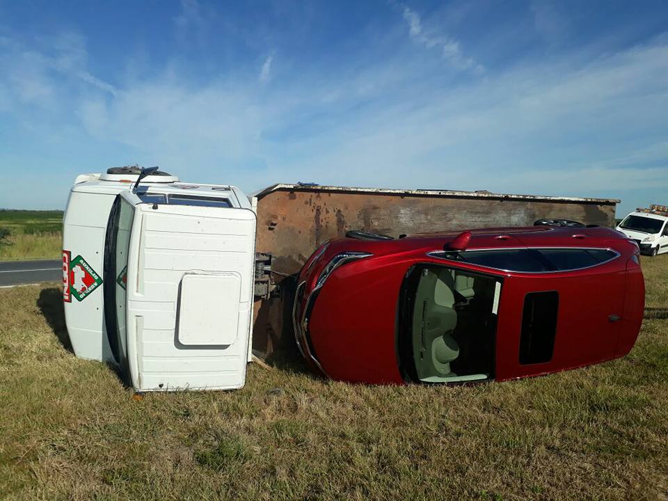 Volcó un camión que transportaba un auto 0 KM