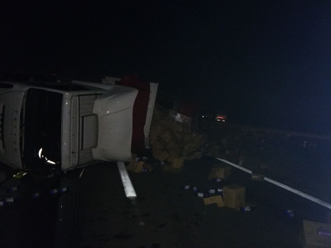 Autopista cortada entre Monje y Maciel por el vuelco de un camión