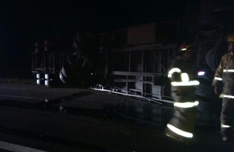 Autopista cortada entre Monje y Maciel por el vuelco de un camión