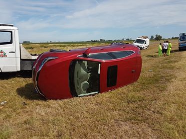 Volcó un camión que transportaba un auto 0 KM