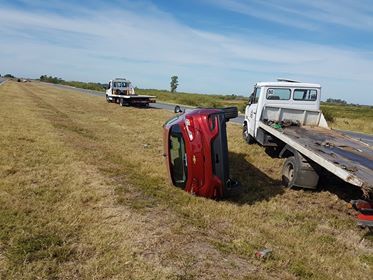 Volcó un camión que transportaba un auto 0 KM