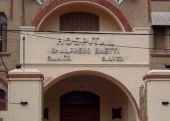 Gálvez: tres jóvenes en una moto chocaron con un auto