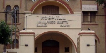 Gálvez: tres jóvenes en una moto chocaron con un auto