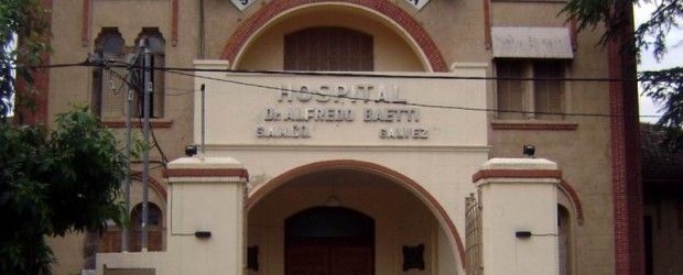 Gálvez: tres jóvenes en una moto chocaron con un auto