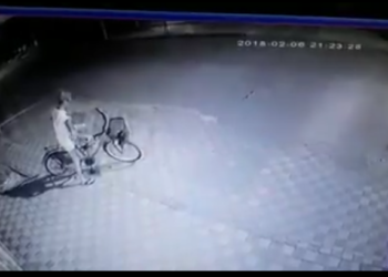 Totoras: una mujer fue filmada mientras robaba una bicicleta