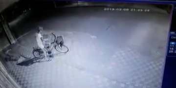 Totoras: una mujer fue filmada mientras robaba una bicicleta