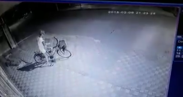 Totoras: una mujer fue filmada mientras robaba una bicicleta