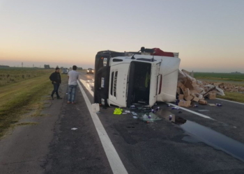 Autopista cortada entre Monje y Maciel por el vuelco de un camión
