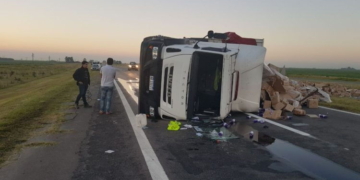 Autopista cortada entre Monje y Maciel por el vuelco de un camión