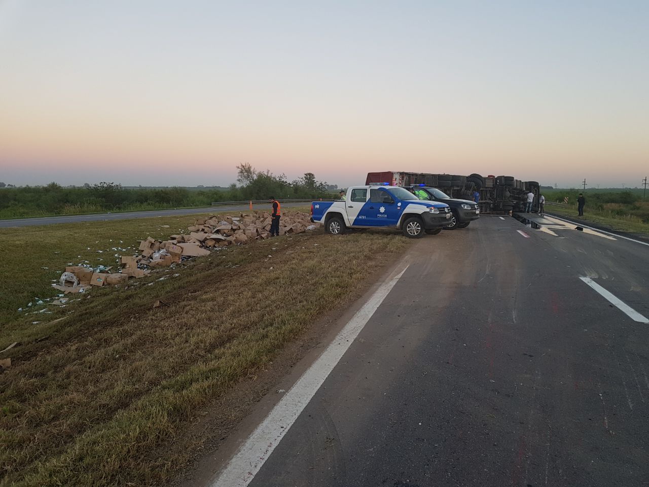 Autopista cortada entre Monje y Maciel por el vuelco de un camión