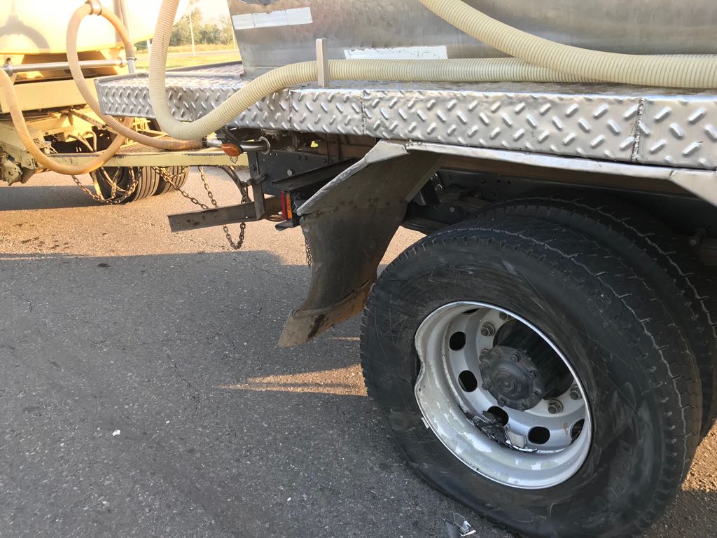 Un auto destrozado tras impactar con un camión en San Genaro