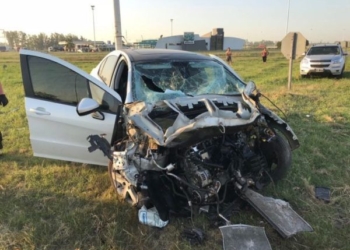 Un auto destrozado tras impactar con un camión en San Genaro