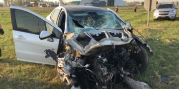 Un auto destrozado tras impactar con un camión en San Genaro