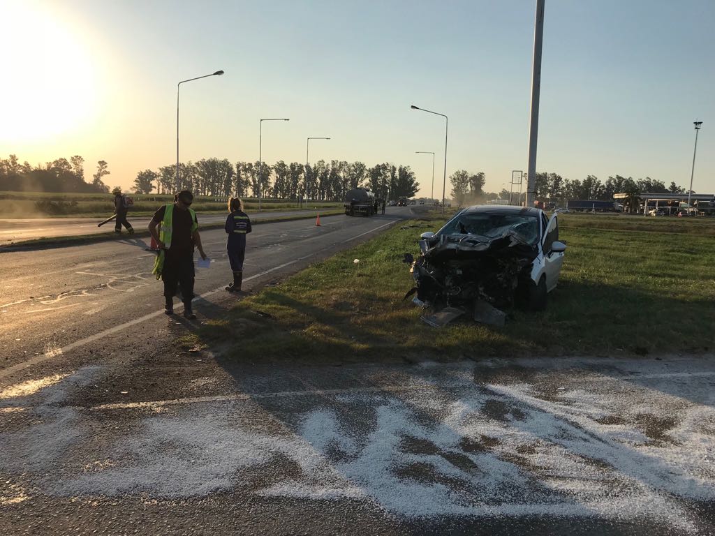 Un auto destrozado tras impactar con un camión en San Genaro