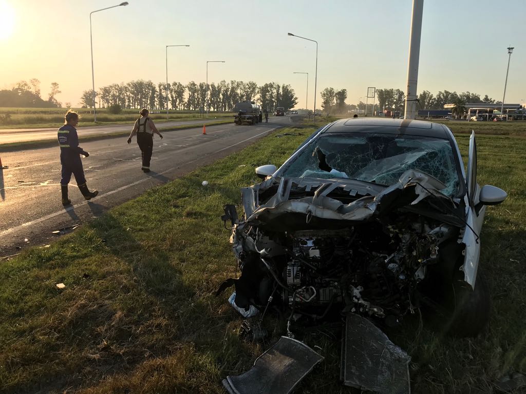 Un auto destrozado tras impactar con un camión en San Genaro